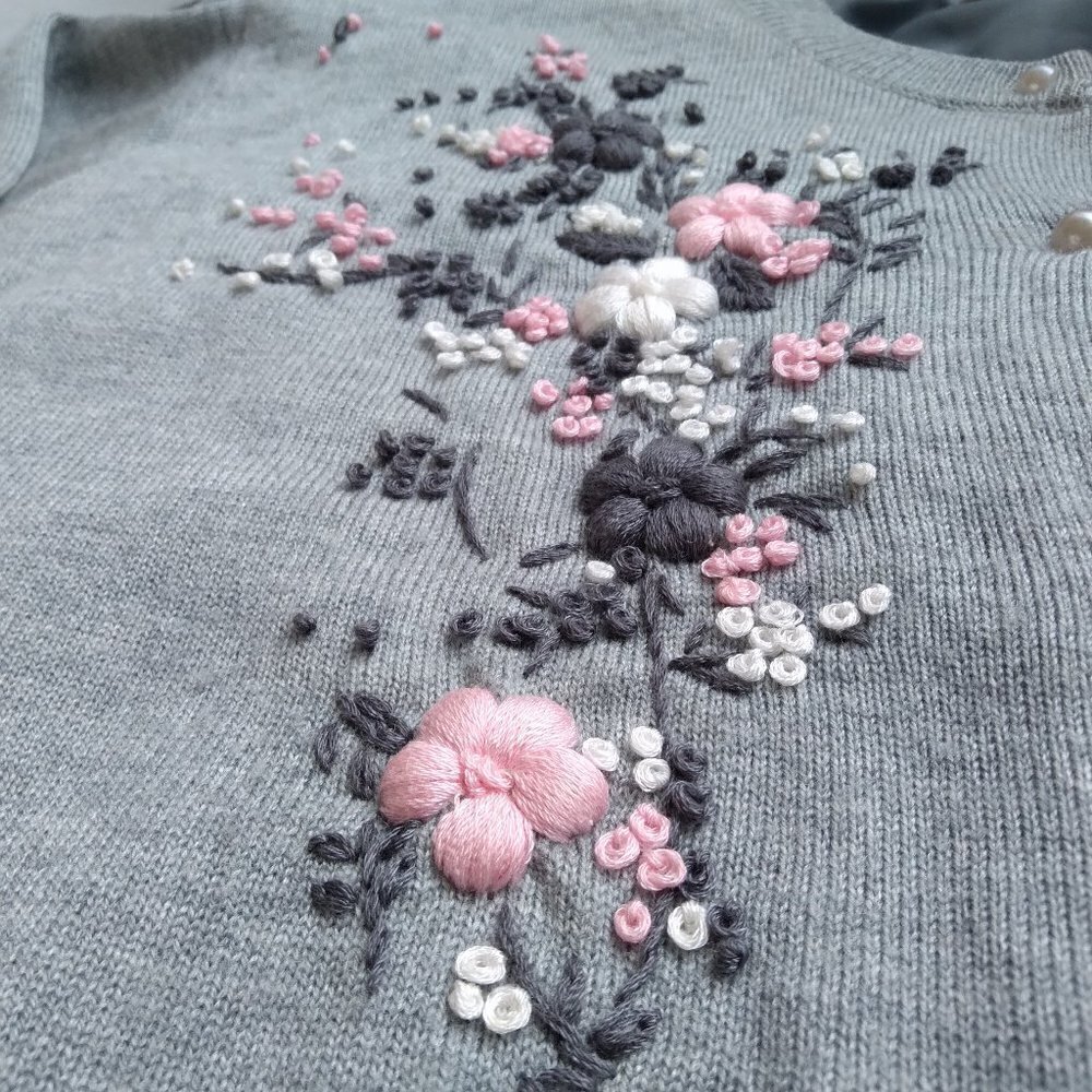 Vintage Grey Knit with Floral Embroidery Cardigan Crew Neck & Pearl Buttons Sz M - Picture 3 of 9